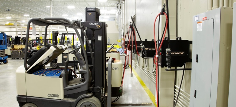 Forklift Batteries: Conventional vs. Opportunity vs. Fast Charging